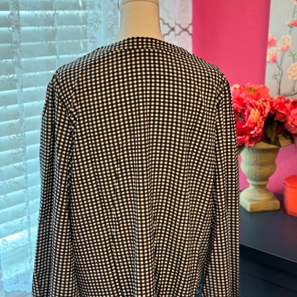 black gingham v-neck top - Picture 2 of 2